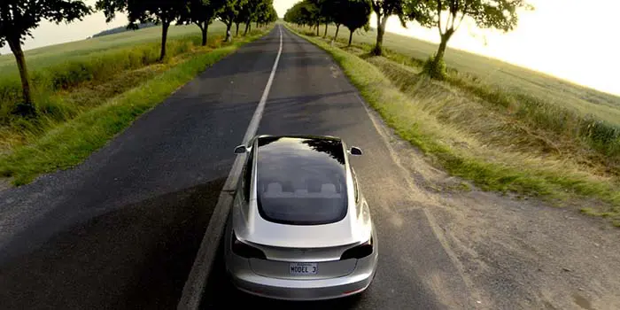Prueba al autopilot de su Tesla Model 3 disfrazando a su mujer de cono